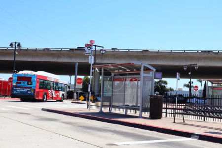 Téléchargez les photos : SAN DIEGO, Californie - 30 Juin 2023 : San Diego MTS Metropolitan Transit System Arrêt de bus - en image libre de droit