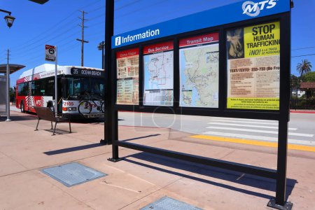 Téléchargez les photos : SAN DIEGO, Californie - 30 Juin 2023 : San Diego SANTA FE Dépôt Trains et arrêt de bus MTS - en image libre de droit