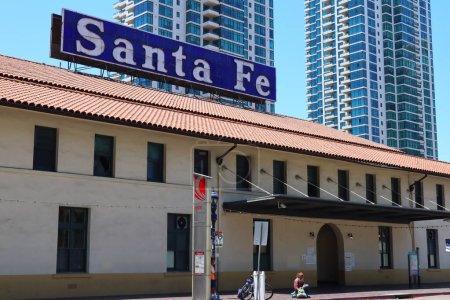 Téléchargez les photos : SAN DIEGO, Californie - 30 Juin 2023 : San Diego SANTA FE Dépôt Trains et arrêt de bus MTS - en image libre de droit