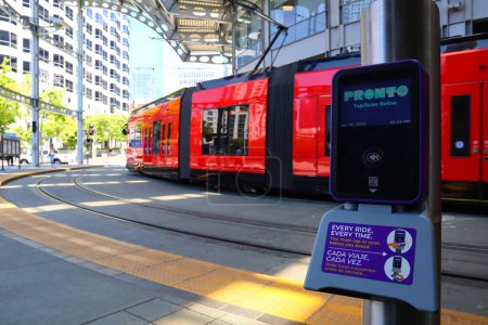 Foto de SAN DIEGO, California - 30 de junio de 2023: San Diego MTS Metropolitan Transit System Trolley - Imagen libre de derechos