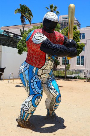 Téléchargez les photos : SAN DIEGO, Californie 30 juin 2023 : Joueur de baseball par Niki de Saint Phalle au Waterfront Park - en image libre de droit