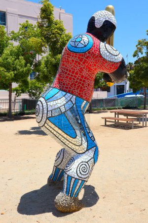 Téléchargez les photos : SAN DIEGO, Californie 30 juin 2023 : Joueur de baseball par Niki de Saint Phalle au Waterfront Park - en image libre de droit
