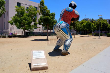 Foto de SAN DIEGO, California 30 de junio de 2023: Jugador de béisbol por Niki de Saint Phalle en Waterfront Park - Imagen libre de derechos