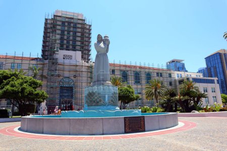 Téléchargez les photos : SAN DIEGO, Californie 30 juin 2023 : La fontaine de sculpture The Guardian of Water (en l'honneur d'Helen M. Towle) située au parc riverain de San Diego Donald Hord Sculptor - en image libre de droit