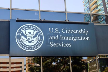 Foto de SAN DIEGO, California 30 de junio de 2023: USCIS - EE.UU. Servicios de Ciudadanía e Inmigración, Departamento de Seguridad Nacional de EE.UU. - Imagen libre de derechos