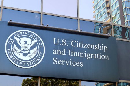 Foto de SAN DIEGO, California 30 de junio de 2023: USCIS - EE.UU. Servicios de Ciudadanía e Inmigración, Departamento de Seguridad Nacional de EE.UU. - Imagen libre de derechos