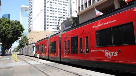 Foto de SAN DIEGO, California - 30 de junio de 2023: San Diego MTS Metropolitan Transit System Trolley - Imagen libre de derechos