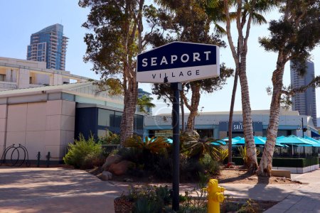 Téléchargez les photos : SAN DIEGO, Californie - 30 juin 2023 : San Diego SEAPORT VILLAGE, Waterfront Shopping and Dining inauguré en 1980 - en image libre de droit