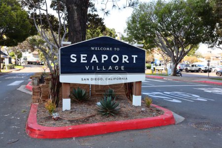 Foto de SAN DIEGO, California - 30 de junio de 2023: San Diego SEAPORT VILLAGE, Waterfront Shopping and Dining abrió sus puertas en 1980 - Imagen libre de derechos