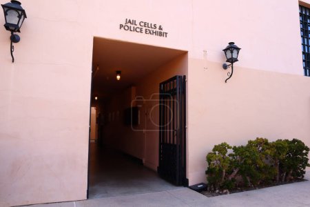 Foto de SAN DIEGO, California 30 de junio de 2023: Celdas de la Cárcel y Exhibición Policial en la Sede, 789 W Harbor Dr, San Diego - Imagen libre de derechos