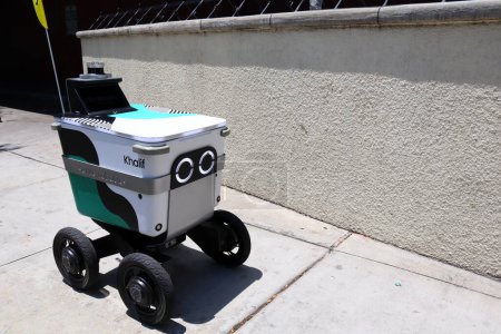 Foto de Los Angeles, California 1 de julio de 2023: Khalif, Serve Robotics Delivery. Servir Robot Entrega de alimentos al cliente - Imagen libre de derechos