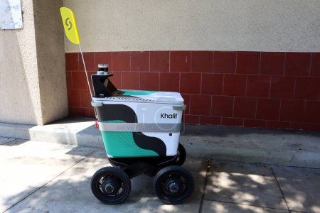Téléchargez les photos : Los Angeles, Californie 1 Juillet 2023 : Khalif, Servir la livraison robotique. Servir Robot Livraison de nourriture au client - en image libre de droit