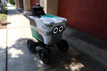 Foto de Los Angeles, California 1 de julio de 2023: Khalif, Serve Robotics Delivery. Servir Robot Entrega de alimentos al cliente - Imagen libre de derechos
