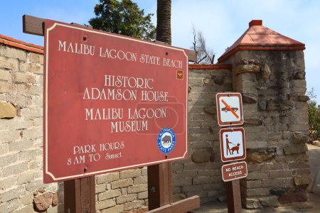 Téléchargez les photos : Malibu, Californie 1 juillet 2023 : vue détaillée de la maison et du parc historiques ADAMSON au 23200 Pacific Coast Highway, Malibu Lagoon State Beach - en image libre de droit