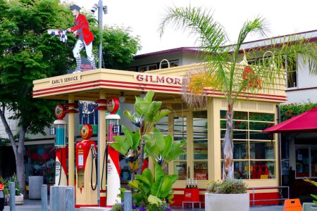 Foto de Los Ángeles, California 9 de junio de 2023: Gilmore Oil Company Gasoline Station at The Original FARMERS MARKET, Los Ángeles - Imagen libre de derechos