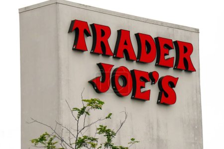 Téléchargez les photos : Los Angeles, Californie 9 juin 2023 : TRADER JOE'S American chain of Grocery Store - en image libre de droit