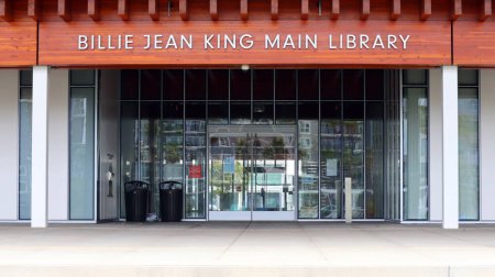Téléchargez les photos : Long Beach, Californie 5 juin 2023 : City of LONG BEACH Billie Jean King Entrée principale de la bibliothèque à 200 W Broadway, Long Beach - en image libre de droit