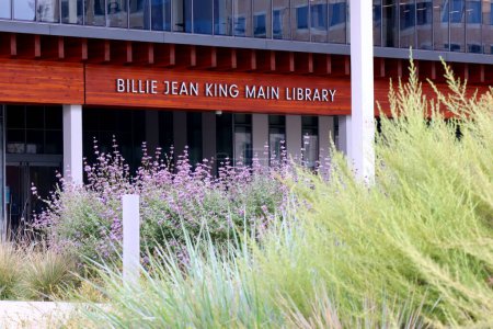 Téléchargez les photos : Long Beach, Californie 5 juin 2023 : City of LONG BEACH Billie Jean King Entrée principale de la bibliothèque à 200 W Broadway, Long Beach - en image libre de droit