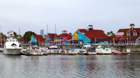Foto de Long Beach, California 5 de junio de 2023: vista detallada de SHORELINE VILLAGE desde Long Beach Pier - Imagen libre de derechos