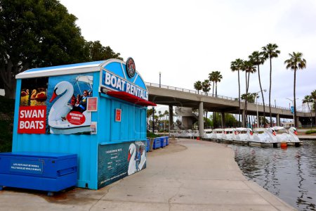 Téléchargez les photos : Long Beach, Californie 5 juin 2023 : Rainbow Lagoon Park avec Swan Boat Rental situé au nord de Shoreline Drive et Linden Avenue - en image libre de droit