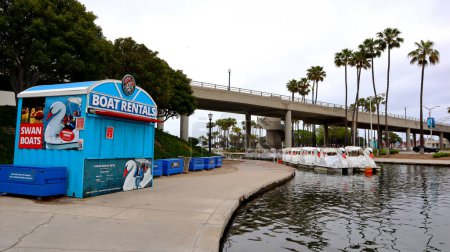 Foto de Long Beach, California 5 de junio de 2023: Rainbow Lagoon Park con Swan Boat Rental ubicado al norte de Shoreline Drive y Linden Avenue - Imagen libre de derechos