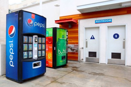 Téléchargez les photos : Long Beach, Californie 5 juin 2023 : Pepsi et Bubly Distributeurs automatiques - en image libre de droit