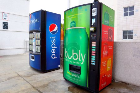 Foto de Long Beach, California 5 de junio de 2023: Pepsi y máquinas expendedoras de burbujas - Imagen libre de derechos