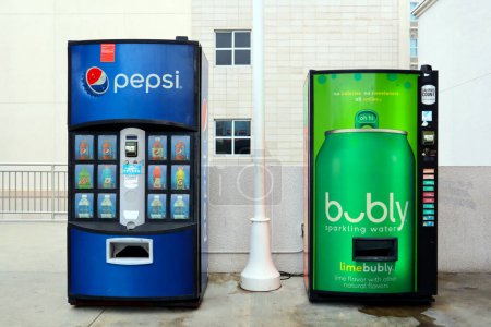 Téléchargez les photos : Long Beach, Californie 5 juin 2023 : Pepsi et Bubly Distributeurs automatiques - en image libre de droit