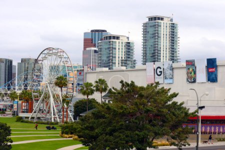 Foto de Long Beach, California 5 de junio de 2023: detalle de THE PIKE OUTLETS, centro comercial al por menor, cine y parque de atracciones en 95 S Pine Ave, Long Beach - Imagen libre de derechos