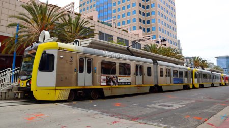 Foto de Long Beach, California 5 de junio de 2023: Metro Rail Train Línea A desde Azusa a Long Beach. El transporte público del condado de Los Ángeles - Imagen libre de derechos