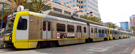 Téléchargez les photos : Long Beach, Californie 5 juin 2023 : Metro Rail Train A Line d'Azusa à Long Beach. Les transports publics du comté de Los Angeles - en image libre de droit