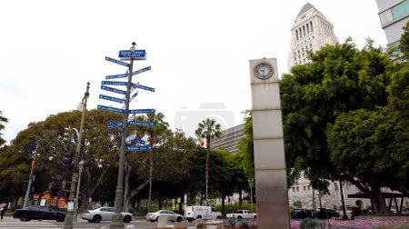 Téléchargez les photos : Los Angeles, Californie 8 Juin 2023 : Panneau des villes sœurs de Los Angeles situé dans le centre civique de Los Angeles - en image libre de droit