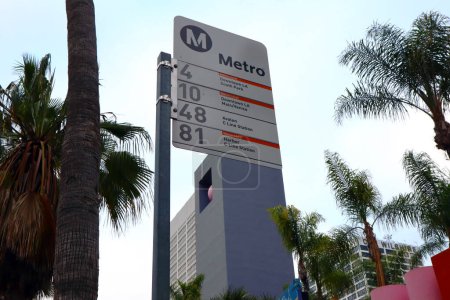 Téléchargez les photos : Los Angeles, Californie 8 Juin 2023 : Metro Bus Stop. Les transports publics du comté de Los Angeles - en image libre de droit