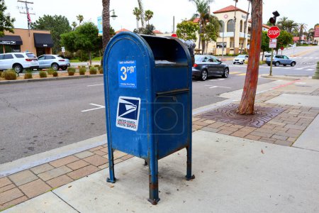 Téléchargez les photos : Hermosa Beach (Comté de LA), Californie 14 juin 2023 : USPS United States Postal Service, Mail Collection Box - en image libre de droit