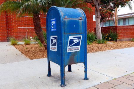 Téléchargez les photos : Hermosa Beach (Comté de LA), Californie 14 juin 2023 : USPS United States Postal Service, Mail Collection Box - en image libre de droit