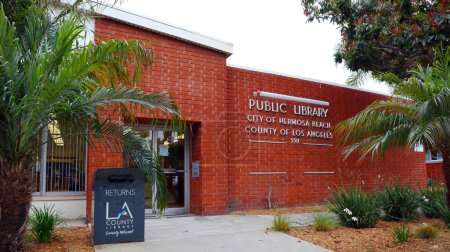 Foto de Hermosa Beach (LA County), Califorina 14 de junio de 2023: Biblioteca Pública de la Ciudad de HERMOSA BEACH en 550 Pier Ave, Hermosa Beach - Imagen libre de derechos