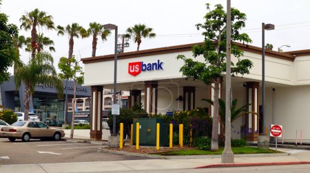 Foto de Hermosa Beach (LA County), Califorina 14 de junio de 2023: US BANK, American multinational investment Bank, deposit account and Financial Services - Imagen libre de derechos