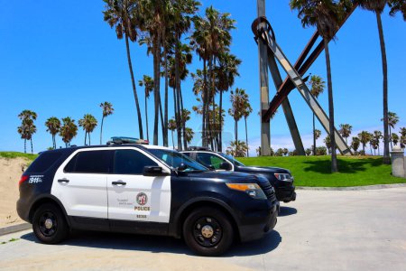 Téléchargez les photos : Venice Beach (Los Angeles), Californie 12 Juin 2023 : LAPD Los Angeles Police Car at Venice Beach - en image libre de droit