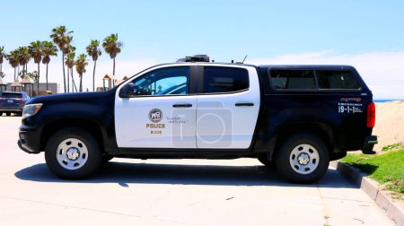 Téléchargez les photos : Venice Beach (Los Angeles), Californie 12 Juin 2023 : LAPD Los Angeles Police Car at Venice Beach - en image libre de droit