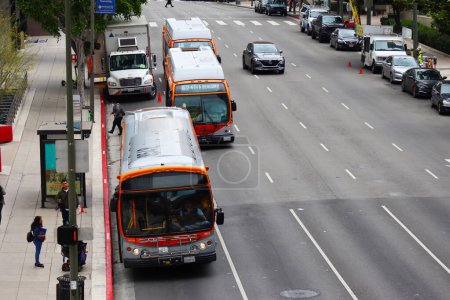 Téléchargez les photos : Los Angeles, Californie 15 Juin 2023 : Los Angeles METRO Bus in downtown Los Angeles. METRO est un transport public du comté de Los Angeles. - en image libre de droit