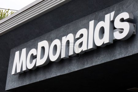 Téléchargez les photos : Los Angeles, Californie 16 Juin 2023 : McDonald's fast food restaurant. - en image libre de droit