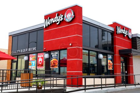 Téléchargez les photos : Los Angeles, Californie 16 Juin, 2023 : Wendy's - American International Fast-Food Restaurant chain - en image libre de droit