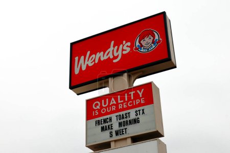 Téléchargez les photos : Los Angeles, Californie 16 Juin, 2023 : Wendy's - American International Fast-Food Restaurant chain - en image libre de droit