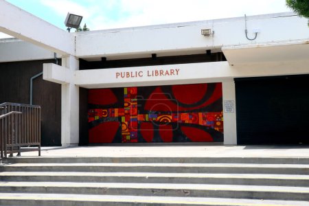 Foto de COMPTON (Los Angeles County), California 19 de junio de 2023: City of COMPTON Public Library at 240 W Compton Blvd, Compton - Imagen libre de derechos