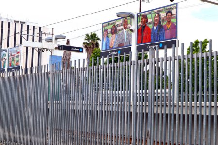 Foto de COMPTON (Condado de Los Ángeles), California 19 de junio de 2023: COMPTON Metro Rail A Line Station - Imagen libre de derechos