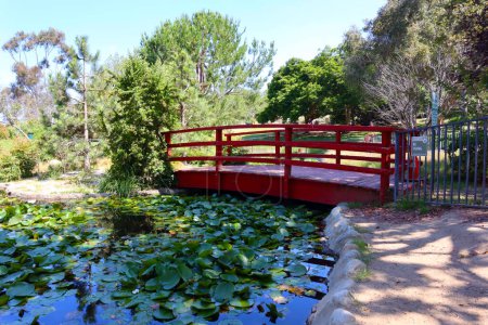 Foto de Los Angeles, California: The Doris Japanese Garden at Kenneth Hahn State Recreation Área. Es una unidad del Parque Estatal de California en las Montañas Baldwin Hills de Los Ángeles - Imagen libre de derechos
