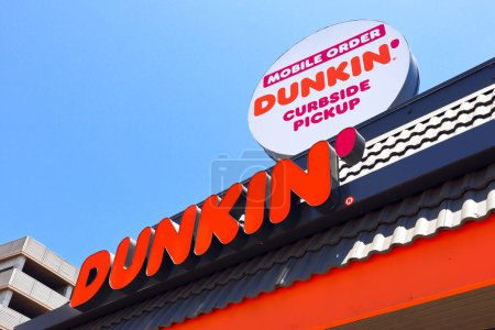 Foto de Los Ángeles, California 4 de julio de 2023: DUNKIN 'DONUTS - American multinational donut company - Imagen libre de derechos