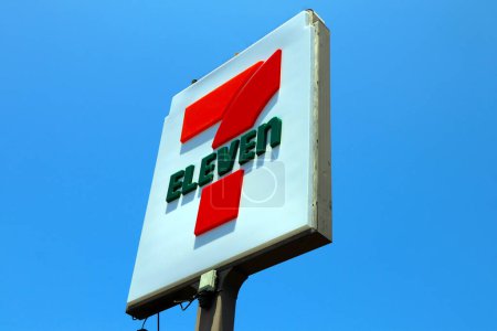 Téléchargez les photos : Los Angeles, Californie 4 juillet 2023 : 7-ELEVEN Sign, the famous convenience Store Food - en image libre de droit