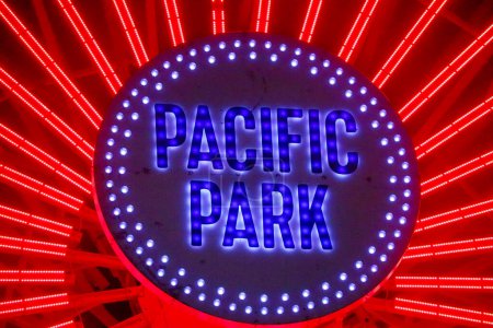 Téléchargez les photos : Santa Monica, Californie 3 juillet 2023 : Santa Monica Pacific Park la nuit - en image libre de droit