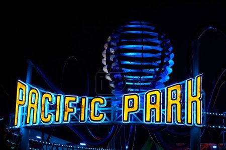 Téléchargez les photos : Santa Monica, Californie 3 juillet 2023 : Santa Monica Pacific Park la nuit - en image libre de droit
